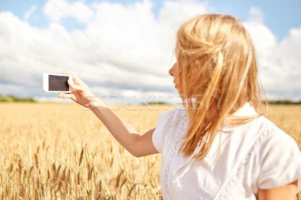 [[stock_photo]]: Fille · smartphone · céréales · domaine · nature