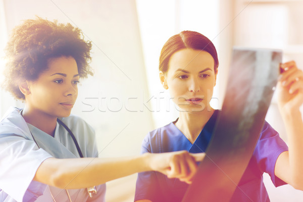 Femeie medici Xray imagine spital radiologie Imagine de stoc © dolgachov