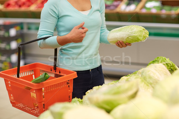 Frau legen chinesisch Kohl Lebensmittelgeschäft Verkauf Stock foto © dolgachov