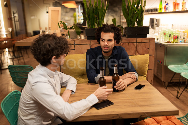 Stock foto: Glücklich · männlich · Freunde · trinken · Bier · bar