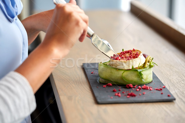 Kobieta jedzenie ser kozi Sałatka jedzenie w restauracji kulinarny Zdjęcia stock © dolgachov