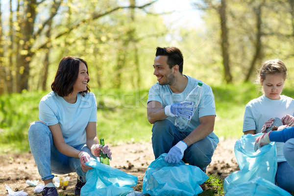 [[stock_photo]]: Bénévoles · ordures · sacs · nettoyage · parc · bénévolat