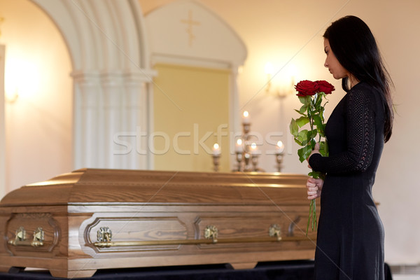 ストックフォト: 女性 · 赤いバラ · 棺 · 葬儀 · 人 · 喪