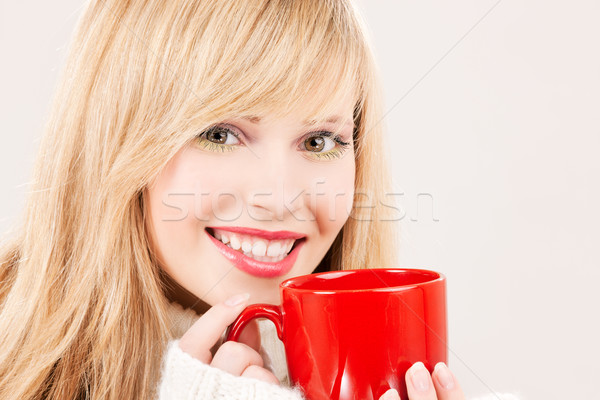 Gelukkig tienermeisje Rood mok foto vrouw Stockfoto © dolgachov