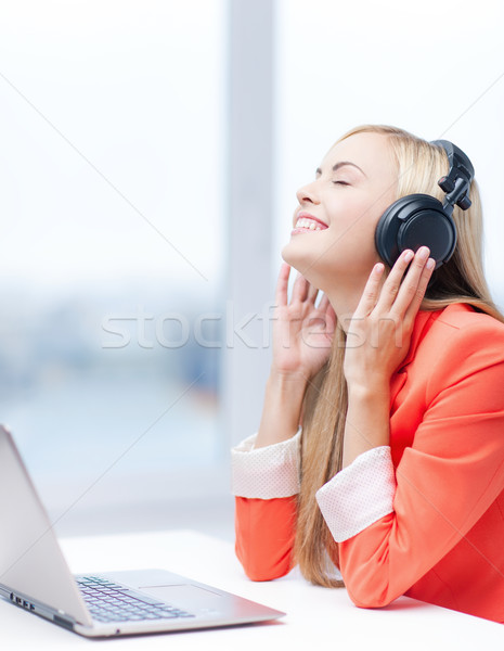Kobieta słuchawki szczęśliwy słuchanie muzyki komputera pracy Zdjęcia stock © dolgachov