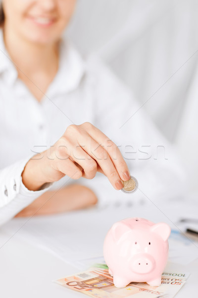 Foto stock: Mulher · mão · moeda · pequeno · piggy · bank · negócio