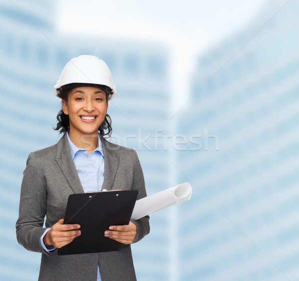 Empresária branco capacete clipboard edifício em desenvolvimento Foto stock © dolgachov