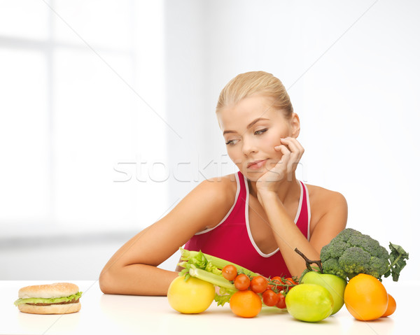 Foto d'archivio: Donna · frutti · hamburger · fitness · dieta · alimentare