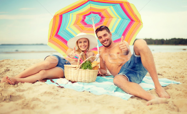 Foto stock: Sorridente · casal · banhos · de · sol · praia · verão · férias