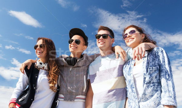 Groep tieners buiten zomer vakantie Stockfoto © dolgachov