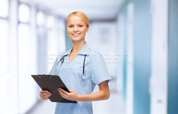 Foto stock: Sorridente · feminino · médico · enfermeira · clipboard · saúde