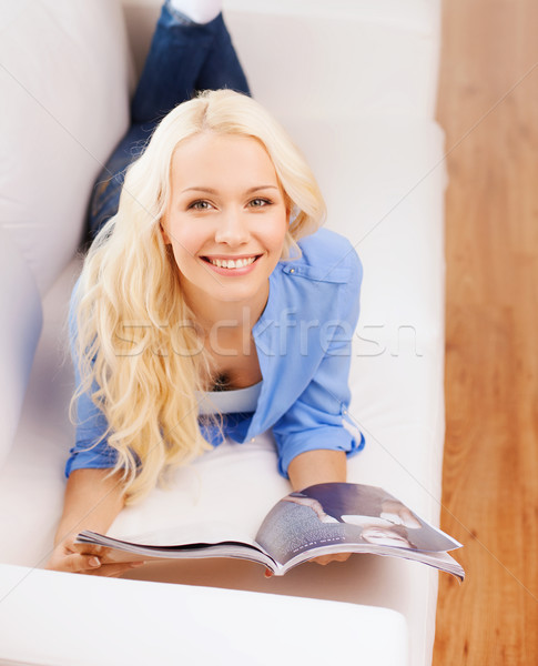 Сток-фото: женщину · диване · чтение · журнала · домой · отдыха