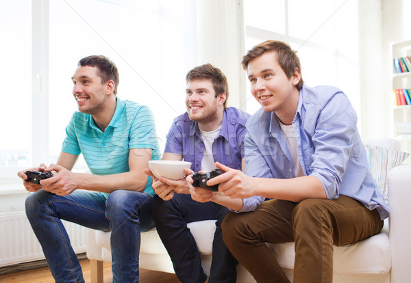 Stockfoto: Glimlachend · vrienden · spelen · video · games · home · vriendschap