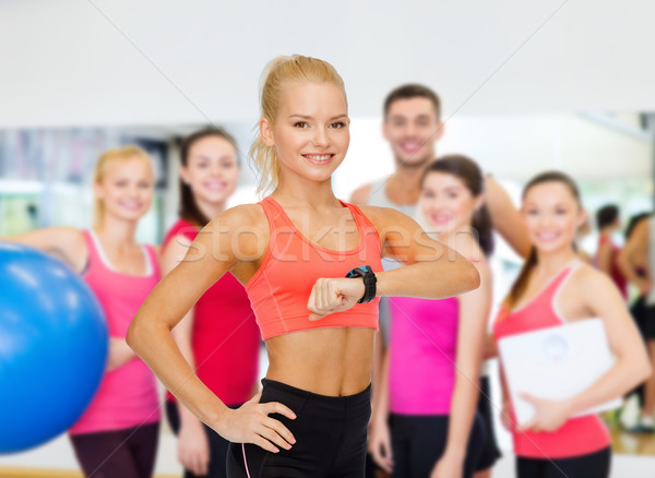 Stockfoto: Glimlachende · vrouw · hartslag · monitor · hand · fitness · technologie