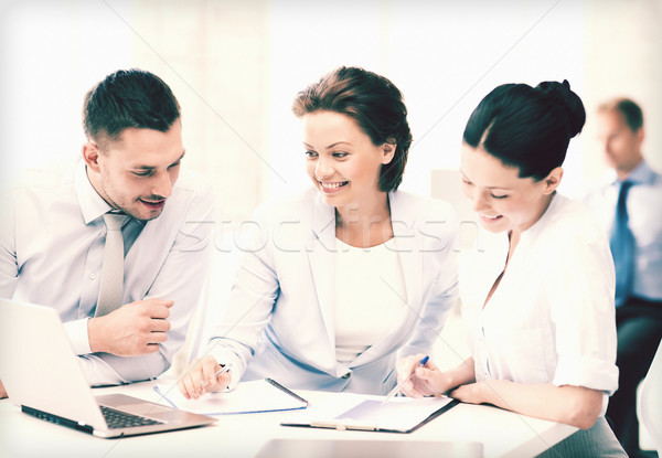 Foto stock: Equipe · de · negócios · discutir · algo · escritório · sorridente · negócio