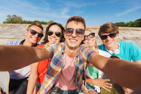 Stockfoto: Groep · glimlachend · vrienden · buitenshuis · vriendschap