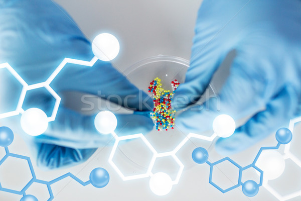 Imagine de stoc: Om · de · ştiinţă · mâini · pilulă · laborator