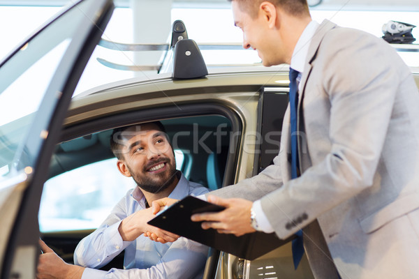 Foto stock: Feliz · homem · revendedor · de · automóveis · automático · mostrar · salão