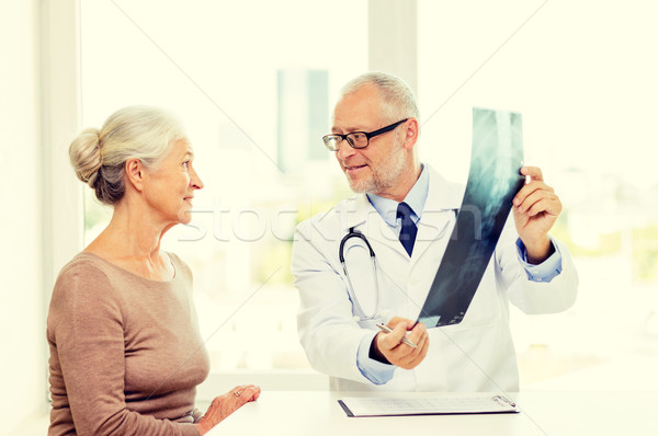 Gülen kıdemli kadın doktor toplantı tıp Stok fotoğraf © dolgachov