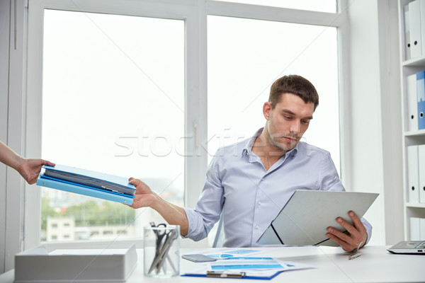 Geschäftsmann Aufnahme Papiere Sekretär Büro Geschäftsleute Stock foto © dolgachov