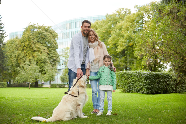 Szczęśliwą rodzinę labrador retriever psa parku rodziny domowych Zdjęcia stock © dolgachov