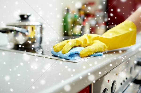 Femeie curăţenie acasă bucătărie oameni Imagine de stoc © dolgachov