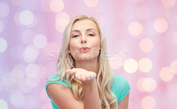 Sorridente mulher jovem menina adolescente soprar beijo Foto stock © dolgachov