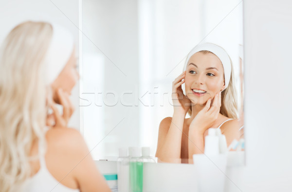 Nő megérint arc fürdőszoba szépség bőrápolás Stock fotó © dolgachov