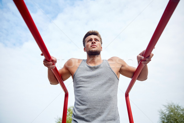 Jonge man parallel bars buitenshuis fitness Stockfoto © dolgachov