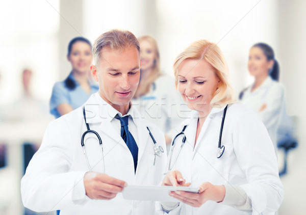 Zwei Ärzte schauen Gesundheitswesen Technologie Stock foto © dolgachov