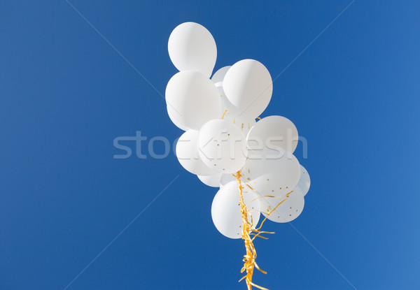 Weiß Helium Ballons blauer Himmel Feiertage Stock foto © dolgachov