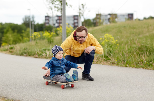 Foto stock: Feliz · padre · pequeño · hijo · equitación · skateboard