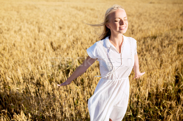 Glimlachend jonge vrouw witte jurk granen veld land Stockfoto © dolgachov