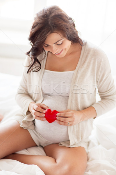 Foto stock: Feliz · mulher · grávida · vermelho · coração · cama · casa