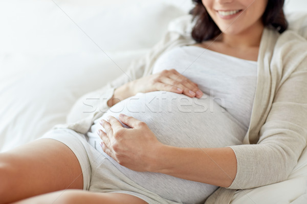 Felice donna incinta letto home gravidanza Foto d'archivio © dolgachov