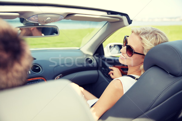 Fericit om femeie conducere cabrioleta maşină Imagine de stoc © dolgachov