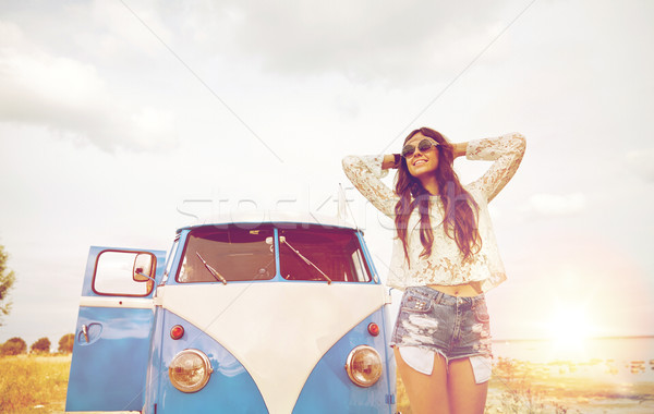 Souriant jeunes hippie femme voiture [[stock_photo]] © dolgachov