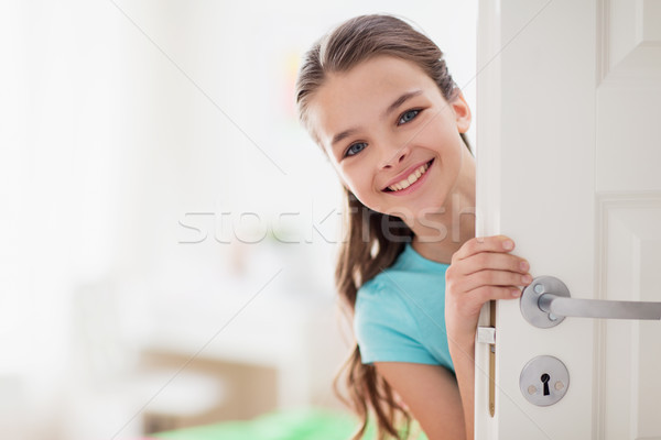 Fericit zâmbitor fata frumoasa in spatele uşă acasă Imagine de stoc © dolgachov