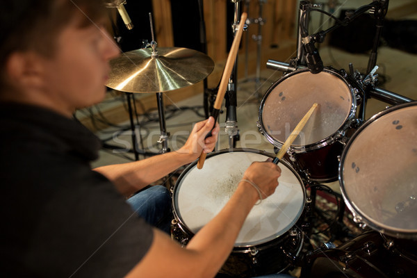 Masculino músico jogar bateria concerto música Foto stock © dolgachov