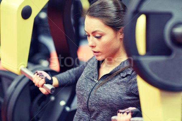 Kadın kaslar göğüs basın spor salonu makine Stok fotoğraf © dolgachov