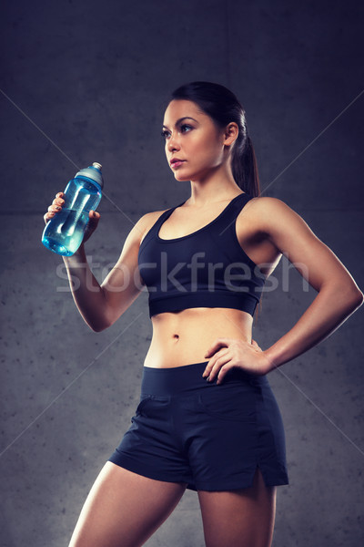 Frau Trinkwasser Flasche Fitnessstudio Fitness Sport Stock foto © dolgachov