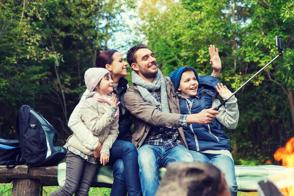 Familie smartphone foc de tabara camping călători Imagine de stoc © dolgachov