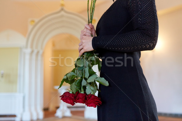 Frau rote Rosen Beerdigung Kirche Menschen Trauer Stock foto © dolgachov