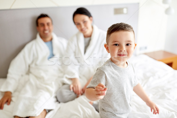 Glückliche Familie Bett home Hotelzimmer Menschen Familie Stock foto © dolgachov