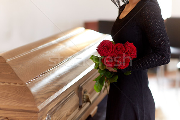 Femeie trandafiri rosii sicriu înmormântare oameni doliu Imagine de stoc © dolgachov