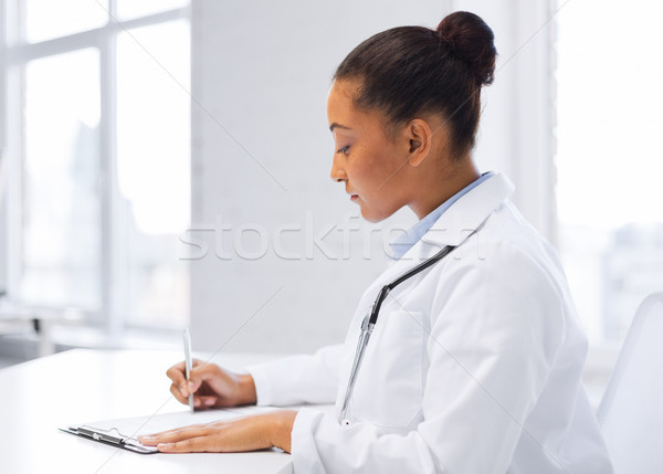 Homme médecin écrit ordonnance santé médicaux [[stock_photo]] © dolgachov