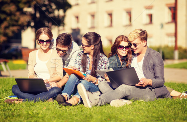 студентов подростков ноутбука компьютеры лет интернет Сток-фото © dolgachov
