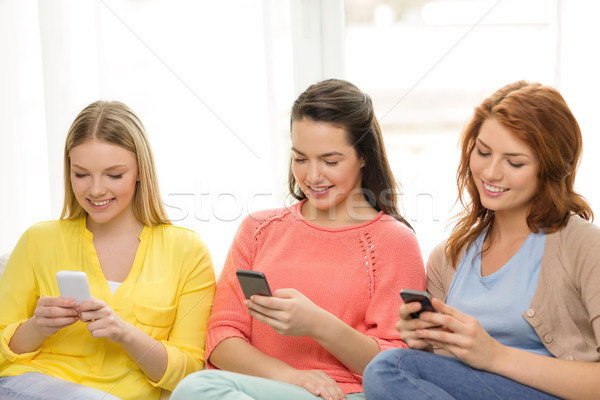 Stockfoto: Glimlachend · tienermeisjes · smartphones · home · vriendschap · technologie