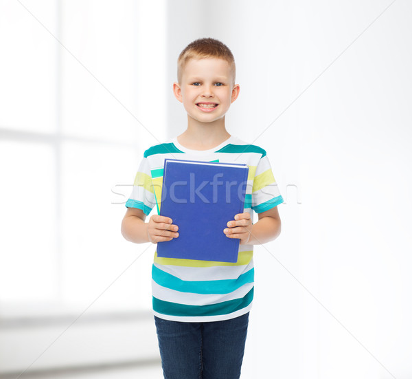 Stockfoto: Glimlachend · weinig · student · jongen · Blauw · boek