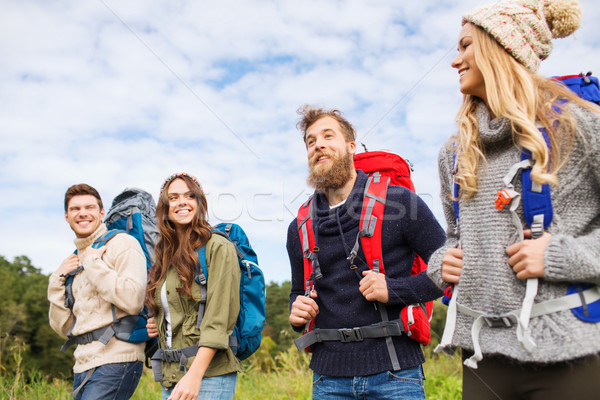 Groep glimlachend vrienden wandelen avontuur reizen Stockfoto © dolgachov